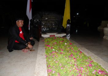 Ketua DPC Banteng Muda Indonesia (BMI) Kabupaten Pandeglang, Raden Deden Hertandi, Minggu (26/6/2022) malam mengunjungi makam Presiden pertama Republik Indonesia, Ir. Soekarno di Kota Blitar, Jawa Timur.(Ari Supriadi/Tangsel Pos)