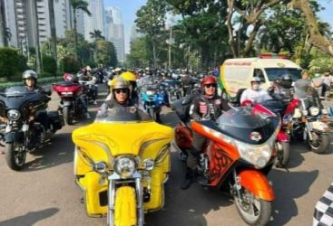 Ketum IMI Bambang Soesatyo (motor kuning) saat mengikuti Sunmori " Ride and Sail" di Jakarta pada Minggu (19/6). Foto : Istimewa