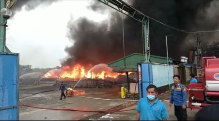 Gedung Pabrik Tiner yang Terbakar di Jalan Padat Karya, Kampung Pabuaran, Curug, Kabupaten Tangerang, Kamis, (9/6/2022). (ist)