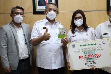 Penyerahan penghargaan kepada nakes teladan di Tangsel. (tangselpos.id/rmn)