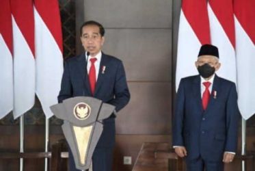 Presiden Joko Widodo didampingi Wapres saat menyampaikan konferensi pers di Bandara Cengkareng sebelum bertolak lawatan ke luar negeri. (Ist)