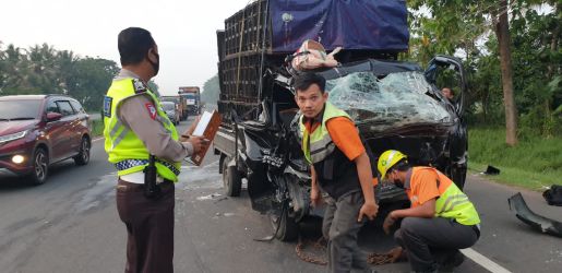 Mobil pick up yang mengalami kecelakaan di ruas Tol Merak Km 84 hancur di bagian depannya. (Dok. Humas Polda Banten)