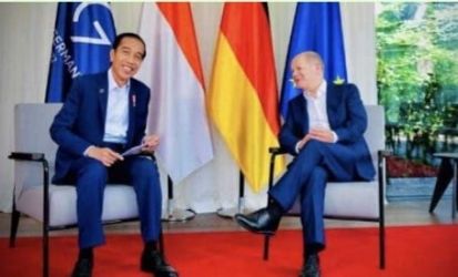 Presiden Joko Widodo berbicara santai bersama Kanselir Jerman Olaf Scholz. (Ist)