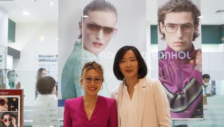 Marichris Ty, Regional Managing Consultant LINDBERG (kiri), hadir bersama Direktur Operasional Optik Tunggal, Doli Rosmiaty (kanan) di event “LINDBERG Private Trunk Show by Optik Tunggal” (dok. istimewa)