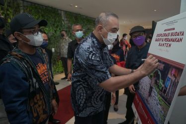 Bupati tangerang A Zaki Iskandar saat membuka pameran foto yg di selenggarakan PFI Tangerang. (tangselpos.id/Ist)