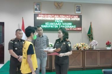 Ayub Saputra (rompi kuning)  dibebaskan Kejari Kabupaten Tangerang setelah ia sempat mendekan dipenjara selama 2 bulan. (Ist)