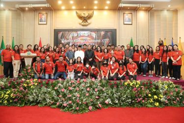 Pj Gubernur Al Muktabar bersama Kontingen Pesparawi Banten yang akan berlomba ditingkat Nasional. (Dok. Humas Pemprov Banten)