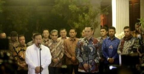 Ketum Gerindra Prabowo Subianto saat menggelar konferensi pers bersama Ketum Demokrat Agus Harimurti Yudhoyono di Jalan Kertanegara 4, Jakarta Selatan. (RM.id)
