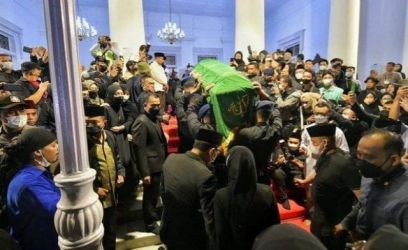 Masyarakat dan ratusan pelajar mengiringi keberangkatan jenazah Emmeril Kahn Mumtadz. (Ist)
