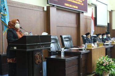 Bupati Pandeglang, Irna Narulita, saat membacakan jawaban bupati atas pandangan umum fraksi-fraksi terhadap nota Raperda Pertanggungjawaban Pelaksanaan APBD TA 2021 di Gedung DPRD Pandeglang, Rabu (29/6/2022) siang.(Istimewa)