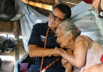 Menparekraf Sandiaga Uno bersama nenek Satime Dachi yang hidup sebatangkara di daerah Nias. (Ist)