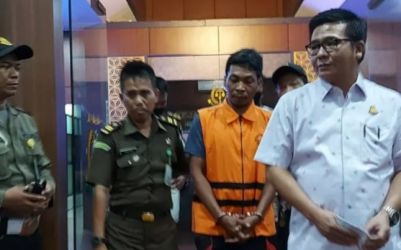Sempat menghilang tujuh tahun Juna (rompi orange) koruptor beras raskin di Kabupaten Pandeglang akhir nya ditangkap. (Ist)