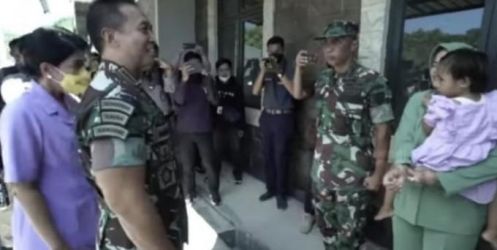 Panglima TNI Jenderal Andika Perkasa saat meninjau rumah dinas prajurit Korem 142 di Sulawesi Barat. (Ist)