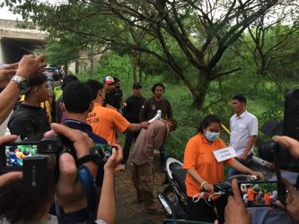 Reka Ulang Adegan Pembunuhan BS (19) yang Dibunuh di Kawasan Green Lake, Kecamatan Karang Tengah pinggir Tol Tangerang. Foto : tangselpos.id/SH