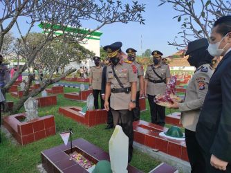 Polda Banten menggelar ziarah dan upacara tabur bunga di Taman Makam Pahlawan (TMP) Ciceri Kota Serang. (Dok. Humas Polda Banten)