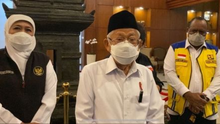 Wapres Ma'ruf Amin dalam kunjungan nya ke Surabaya menyerahkan manfaat program Jamsostek kepada 10 pekerja senilai 2.2 milyar. (Ist)