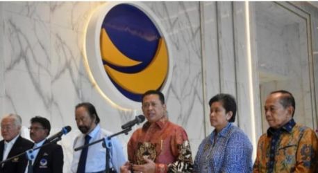 Ketua Nasdem Surya Paloh (no 3 dari kiri) saat menerima kunjungan Ketua MPR Bambang Soesatyo (baju batik merah) bersama Wakil Ketua MPR Lestari Moerdijat dan Syarif Hasan. (Ist)