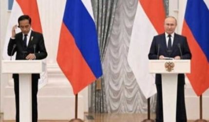 Seusai pembicaraan empat mata Presiden Joko Widodo dan Presiden Rusia Putin memberikan keterangan pers di Israna Kremlin. (Dok. Reuters via BBC)