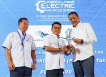 Ketua Perkumpulan Industri Kendaraan Listrik Indonesia Moeldoko dan Direktur Utama Garuda Indonesia Irfan Setiaputra. (Ist)