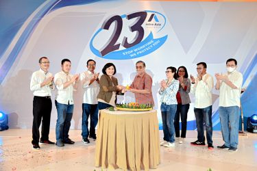 Direktur Utama PT Asuransi Intra Asia, Liana Ali (Jas cokelat) saat merayakan ulang tahun perjalanan 23 tahun Asuransi Intra Asia, di Jakarta. (Ist)