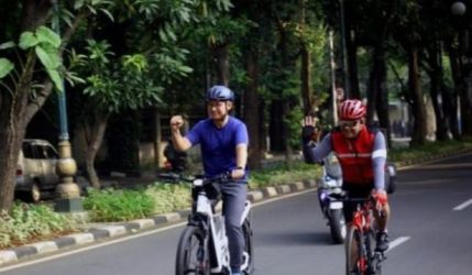 Sekjen PAN Edy Soeparno (kiri) bersama Sekjen PDIP Hasto Kristiyanto (kanan') bersepada bersama di kawasan Menteng, Jakarta Pusat. (Ist)