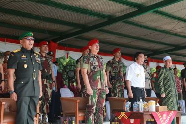 Pj Gubernur Banten saat mengikuti upacara serah terima Jabatan Komandan Group 1. Foto : Humas Pemprov Banten