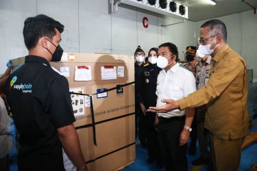 Pj Gubernur Banten saat mengecek langsung kedatangan vaksin PMK ketiga sebanyak 94 ribu dosis di Terminal C Bandara Soekarno Hatta. (Dok. Humas Pemprov Banten)