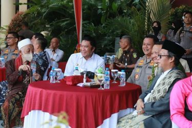 Pj Gubernur Banten bersama tokoh agama menyaksikan peringatan HUT Bhayangkara ke-76. (Dok. Humas Pemprov Banten)