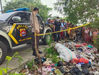 Polres Serang mengevakuasi mayat dalam karung yang ditemukan di pembuangan sampah di Desa Crukcuk, Tanana, Serang. (Dok. Humas Polda Banten)