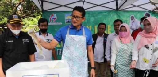 Menparekraf Sandiaga Uno panen ikan lele di Kelurahan Pesanggrahan, Jakarta Selatan . (Ist)