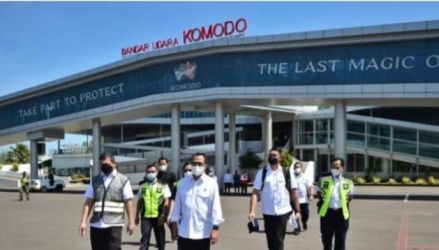 Menteri Perhubungan Budi Karya Sumadi meninjau Bandara Komodo yang telah selesai direnovasi. Foto : Istimewa
