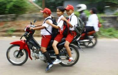 Pelajar naik motor tanpa helm dan boncengan bertiga sangat membahayakan buat keselamatan pengendara. Foto ; Istimewa