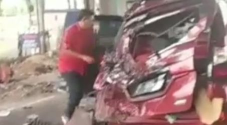 Salah satu mobil korban tabrakan beruntun di Bekasi. Foto : Istimewa