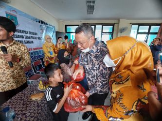 simbolis pemberian bantuan paket perlengkapan sekolah bagi puluhan siswa di SDN 01 Rawabuntu, Serpong, Tangsel. (ist)