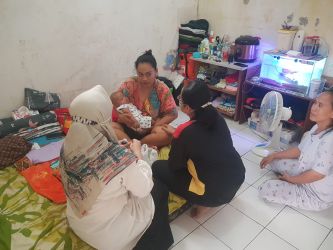 Petugas Puskesmas dan Dinas Kesehatan Kota Tangerang saat meninjau bayi yang muntah akibat minum obat kedaluwarsa. (Ist)