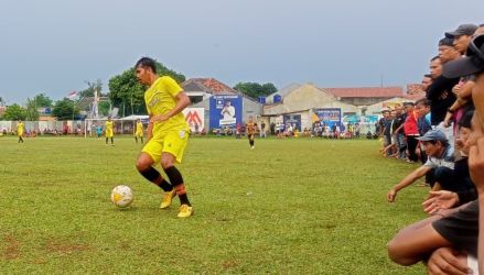 Laga antara Beringin FC melawan 69 FC berlangsung ketat.(Foto: dok.Panitia Bina Jaya Cup)