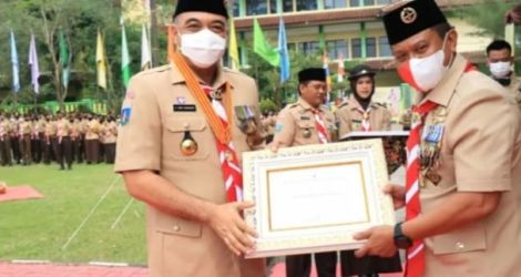 Bupati Tangerang A. Zaki Iskandar saat menerima penghargaan dari Kwarnas dan Kwarda Banten. (Ist)