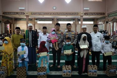 Dalam rangka Idul Yatama Polda Banten mengadakan santunan kepada 600 anak yatim. Foto : Humas Polda Banten