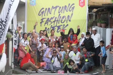 Gelaran Gintung Fashion Week sukses digelar warga Jalan Kuningan Cempaka Putih, Ciputat Timur dengan berbagai kegiatan bazar pakaian, jajanan sampai minuman. Foto : Istimewa