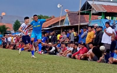 Pemain Kancil Borneo, Sahrul Mustopa (depan) berduel dengan pemain Adiba.(Foto: dok.Panitia Bina Jaya Cup)