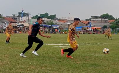 Kapten Domino FC, Arief Ramos mengejar bola dibayangi pemain Putra Sarmili, Kamis (11/8).(Foto: dok.Panitia Bina Jaya Cup).