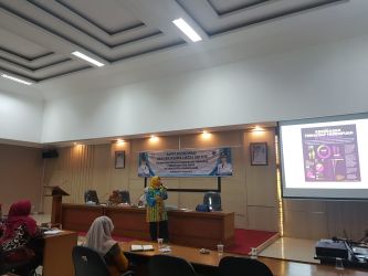 Rika Kartikasari, saat menyampaikan materi dalam acara rapat koordinasi pencegahan kekerasan terhadap perempuan dan anak di Oproom Setda Pandeglang, Selasa (22/8/2022).(Istimewa)