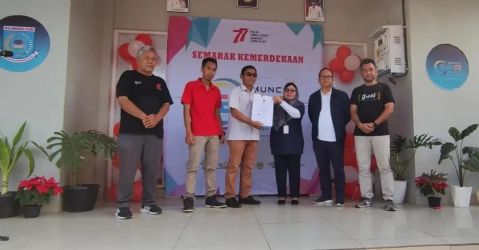 Akta pendirian Koperasi Jelita Muncul Unggul diserahkan langsung oleh Ketua DPRD kota Tangerang Selatan, Abdul Rasyid, yang juga didampingi oleh Camat Setu dan Kabid Dinkop Kota Tangsel. (tangselpos.id/ist)