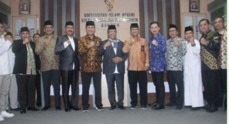 Kepala BNPT Komjen Boy Rafli Amar (batik coklat) saat berada di Kampus UIN Sultan Maulana Hasanuddin Serang. (Ist)