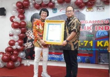 Kak Seto memberikan penghargaan kepada Ketua DPRD Kota Tangerang Selatan Abdul Rasyid. Foto : Istimewa