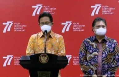 Menteri Kesehatan Budi Gunadi Sadikin bersama Menko Perekonomian Airlangga Hartanto saat konferensi pers terkait varian baru. Foto : Istimewa