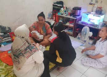 Bayi yang keracunan obat kedaluarsa mendapat kunjungan dari petugas kesehatan setempat. Foto : Istimewa