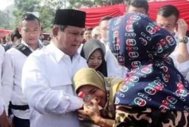 Ketua Umum Gerindra Prabowo Subianto bersama Ibu-ibu simpatisannya. (Ist)