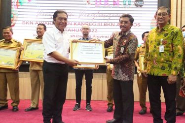 Pj Gubernur Banten Al Muktabar (baju putih) saat menerima penghargaan dari BKN diserahkan oleh Kepala Kantor Regional III BKN Bandung Tauchid Djatmiko (baju batik). (Foto : Humas Pemprov)