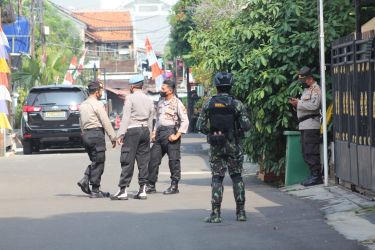 Penjagaan yang ketat dari Pasukan Brimob di rumah Ferdy Sambo di Duren Tiga, Jakarta Selatan saat dilakukan rekontruksi pada Selasa (30/8). (Putu Wahyu Rama/RM)